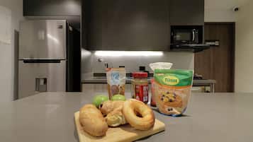 Een microgolfoven, een koffiezetapparaat/waterkoker