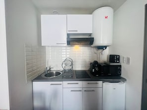 Microonde, piano cottura, macchina per tè/caffè