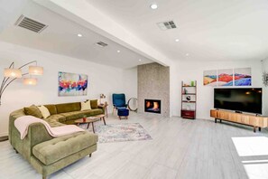 Televisión y chimenea 