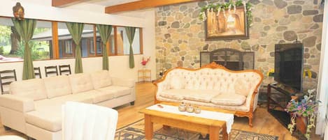 Smart TV, fireplace, ping pong