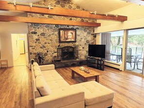 Smart TV, chimenea y tenis de mesa