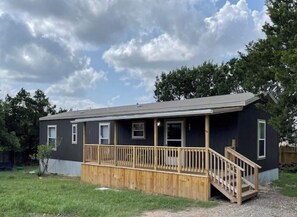 Exterior - 2 bedroom cabin near the Lake with private hottub. (Lakeway)