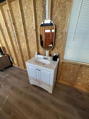 Bathroom - Unique open plan unit in Lakeway perfect for 1 or2 (Lakeway)