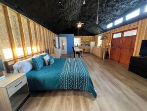 1 bedroom - Unique open plan unit in Lakeway perfect for 1 or2 (Lakeway)