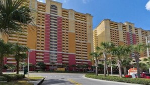 Un hotel de varios pisos con un atrio central y balcones.