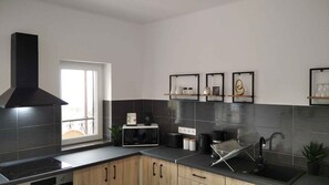 冷蔵庫、電子レンジ、オーブン、コンロ