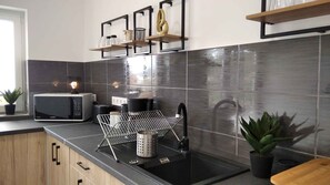 ثلاجة، ميكروويف، فرن، موقد طهي مسطح