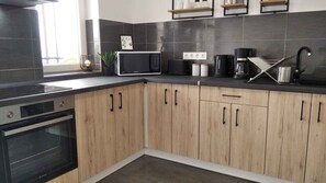 冷蔵庫、電子レンジ、オーブン、コンロ