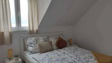 2 bedrooms, iron/ironing board, internet