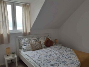 2 室のベッドルーム、アイロン / アイロン台、インターネット