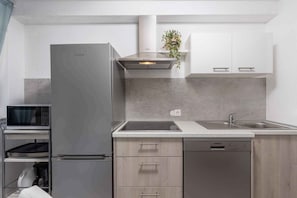 Kjøleskap, mikrobølgeovn, kokeplater og oppvaskmaskin