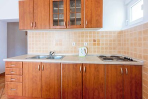 Kjøleskap, kokeplater, brødrister og kjøkkenutstyr