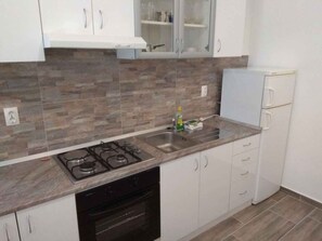 Fridge, stovetop - Studio with terrace and sea view (Brna)