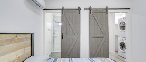 1 habitación, tabla de planchar con plancha, internet y ropa de cama