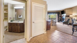 A spacious living area with a fireplace, a TV, and a comfortable seating area. - StoneBridge Village Villa - Located Minutes from Silver Dollar City (Reeds Spring)