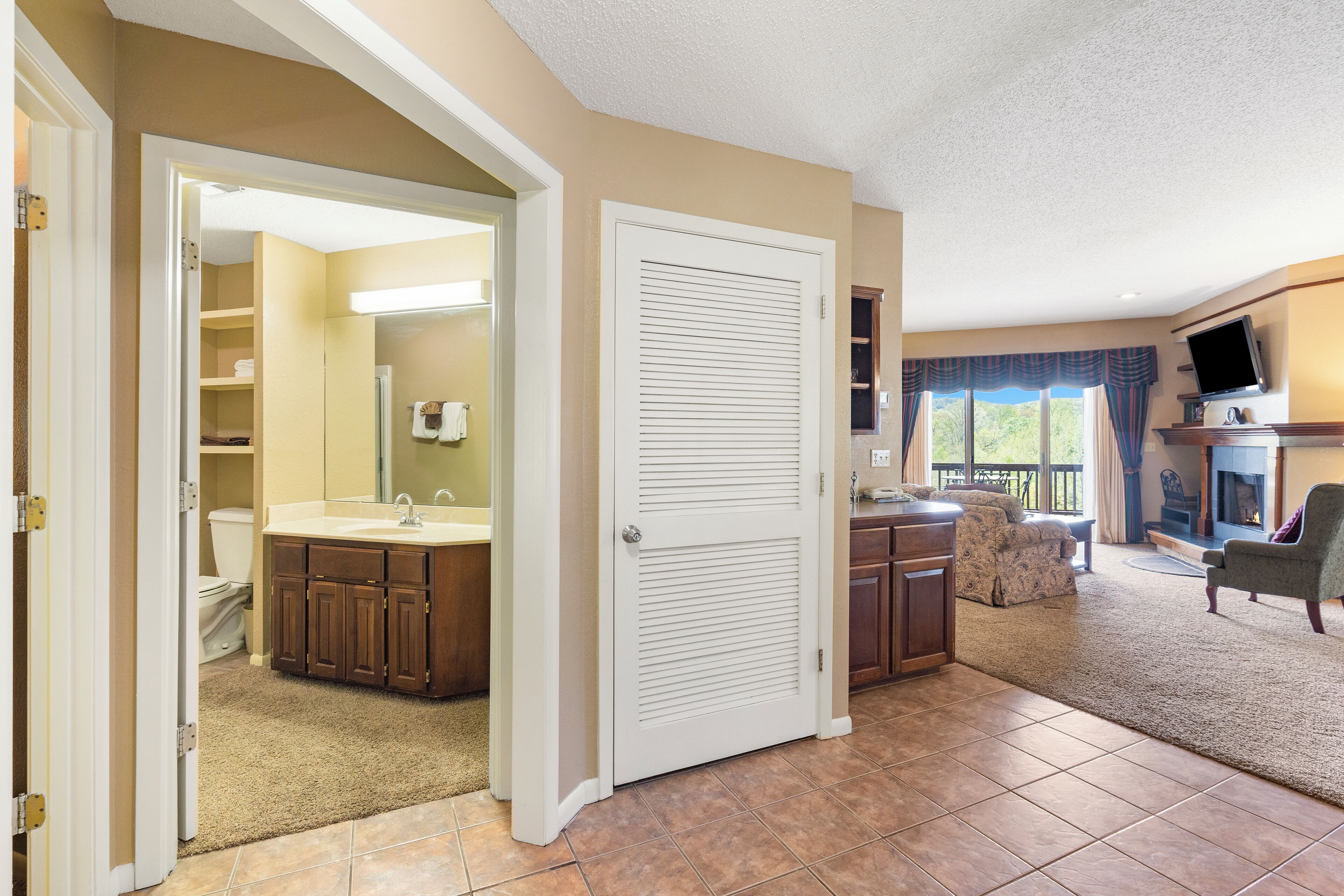 Smart TV, fireplace, DVD player