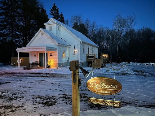 Lighthouse on the Rock: Fall UP Michigan Getaway | Hunting | Dogs Welcome | 1BR