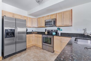 Fridge, microwave, oven, stovetop - C103A- Sweet Sound Memories, Sugar Creek Condo on the Sound! (Nags Head)