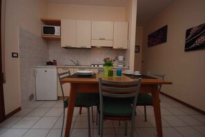 Frigorífic, microones, placa de cuina i cafetera i tetera 