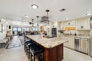 Fridge, microwave, oven, stovetop - Elegant spacious, beachfront w/ large lanai, 2BR w/ beach service (Fort Walton Beach)