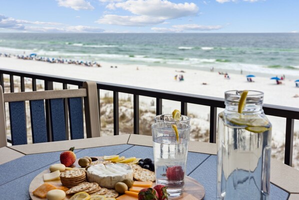 Outdoor dining - Elegant spacious, beachfront w/ large lanai, 2BR w/ beach service (Fort Walton Beach)