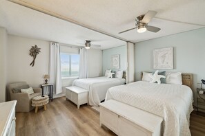 2 habitaciones, escritorio y tabla de planchar con plancha 