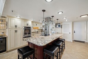 Fridge, microwave, oven, stovetop - Elegant spacious, beachfront w/ large lanai, 2BR w/ beach service (Fort Walton Beach)