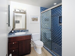 Combined shower/bathtub, hair dryer, towels