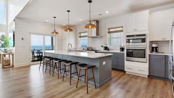 Geladeira, micro-ondas, fogão, cooktop