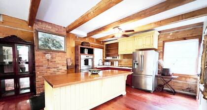 Charming century log home steps away from Lake & cross the park