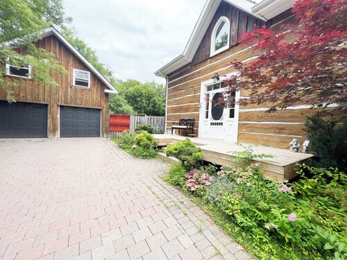 Charming century log home steps away from Lake & cross the park