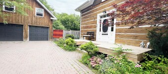 Charming century log home steps away from Lake & cross the park