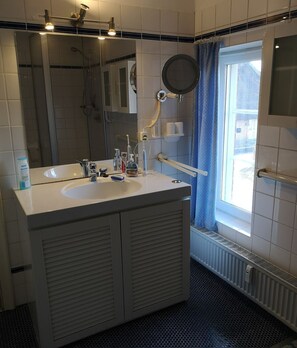Shower, towels - Ferienwohnung Apfelrose - Urlaub im Malerischen Inseldorf Oldsum (Oldsum)