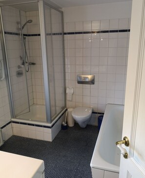 Een douche, handdoeken