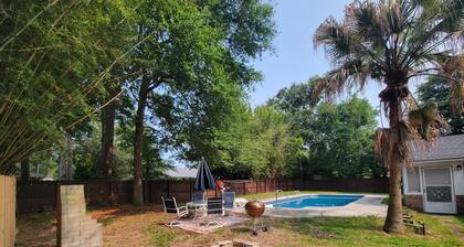 Peaceful Hideaway -5mins to base, Outdoor Pool, W+D, 3/2
