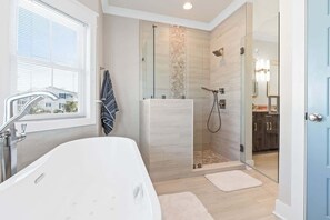 Combined shower/bathtub, hair dryer - Carlton by Brunswick Vacation Rentals: Private Pool, Elevator, and Beach Access (Supply)