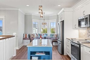 Fridge, microwave, oven, stovetop - Carlton by Brunswick Vacation Rentals: Private Pool, Elevator, and Beach Access (Supply)