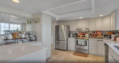 Seattle Sound Views/ Hot Tub/ Sleeps 10