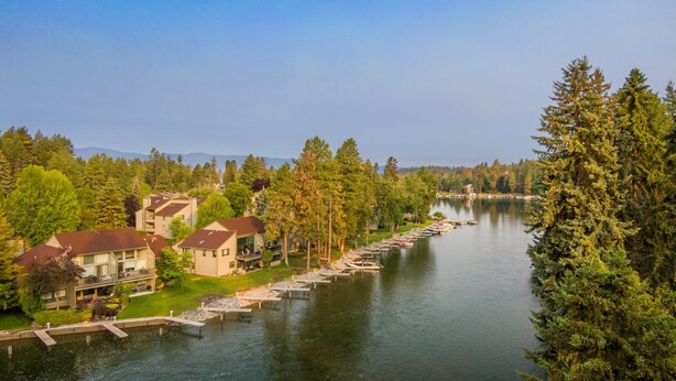 Un barrio residencial a orillas del lago, con casas, muelles y una vista despejada.