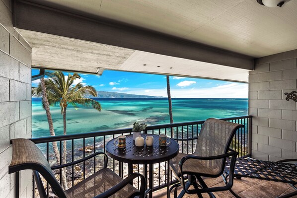 Outdoor dining - Private, spacious lanai with oceanfront views (Lahaina)