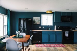 Private kitchen - The Study - An Ode to Literature - 1 bedroom beautiful home (Kennewick)