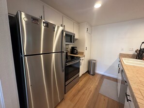 ثلاجة، ميكروويف، فرن، موقد طهي مسطح