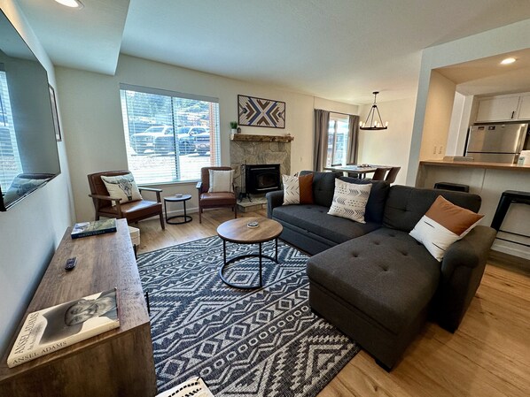 TV, fireplace - Remodeled Pet Friendly Condo, Wifi, Pool (Mammoth Lakes)