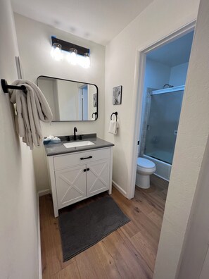Combined shower/bathtub, hair dryer, towels - Remodeled Pet Friendly Condo, Wifi, Pool (Mammoth Lakes)