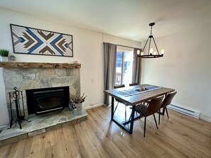 Dining - Remodeled Pet Friendly Condo, Wifi, Pool (Mammoth Lakes)