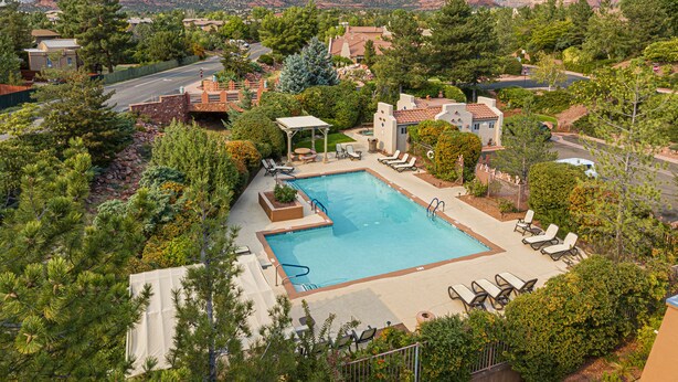 A resort with a swimming pool, lounge chairs, and a mountain backdrop. - Relax in luxury at Sedona Desert Poppy, a 3-bed oasis in beautiful West Sedona. (Sedona)