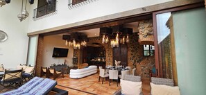 Outdoor dining - Antigua Luxury Stay with Jacuzzi.
Roof top fire pit and those volcano views!! (San Miguel Dueñas)