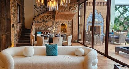 Antigua Luxury Stay with Jacuzzi.
Roof top fire pit and those volcano views!!