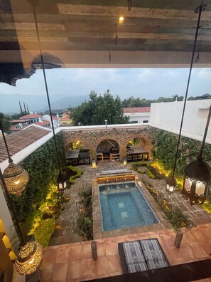 A heated pool - Antigua Luxury Stay with Jacuzzi.
Roof top fire pit and those volcano views!! (San Miguel Dueñas)