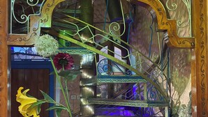 A staircase with ornate metal railings and a decorative arch. - Riad Azurite (Chefchaouen)